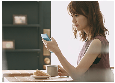 スマホで商品を注文する女性