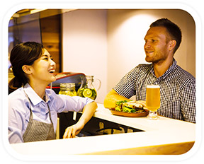 外国人の方をスムーズに接客する女性
